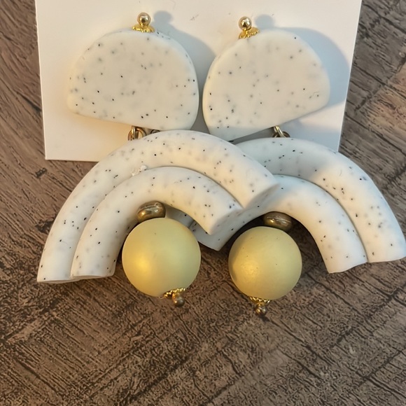 Hey June clay dangle earrings in white and yellow - Picture 2 of 5